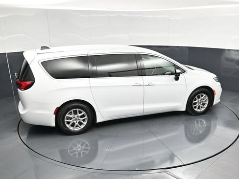 Certified 2024 Chrysler Pacifica Touring-L FWD image 51