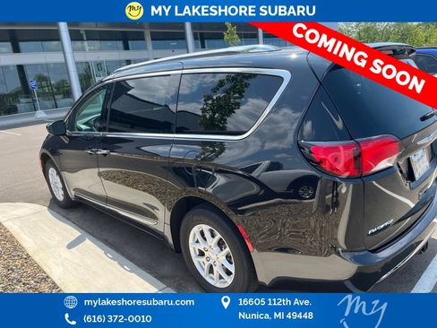 Used 2020 Chrysler Pacifica Touring-L FWD image 4