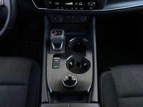 Used 2025 Nissan Rogue SV image 15