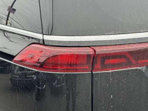 Used 2023 Kia Carnival EX image 10