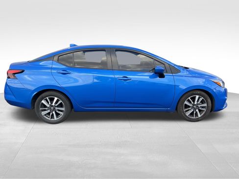 Used 2022 Nissan Versa SV FWD image 4