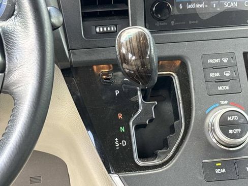 Used 2017 Toyota Sienna XLE FWD image 23