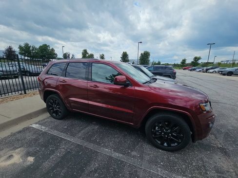 Used 2022 Jeep Grand Cherokee Laredo X AWD/4WD image 4