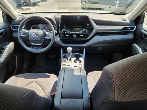 Used 2024 Toyota Highlander LE AWD/4WD image 8