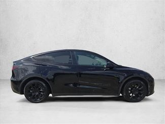 Used 2022 Tesla Model Y Long Range video 4