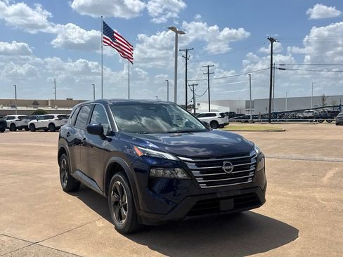 Used 2025 Nissan Rogue SV FWD image 2