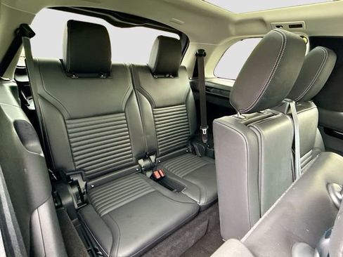 Used 2024 Land Rover Discovery S image 29