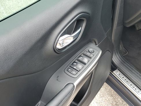 Used 2021 Jeep Cherokee Latitude image 11