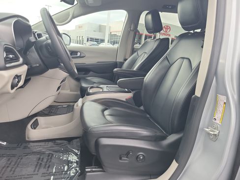 Used 2023 Chrysler Pacifica Touring-L FWD image 20