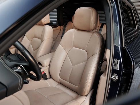 Certified 2023 Porsche Macan S AWD/4WD image 5