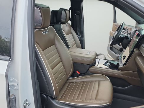 Used 2025 GMC Yukon XL Denali Ultimate w/ LPO, Floor Liner Package AWD/4WD image 27