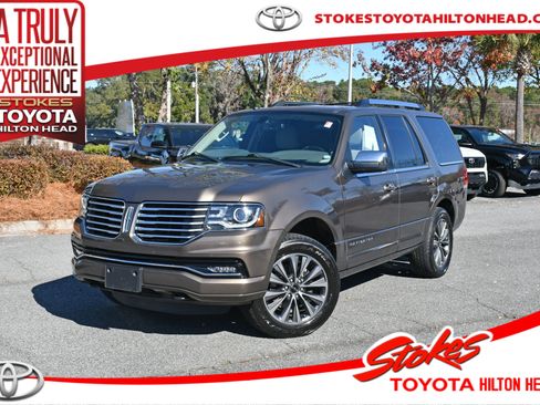 Used 2017 Lincoln Navigator Select image 1