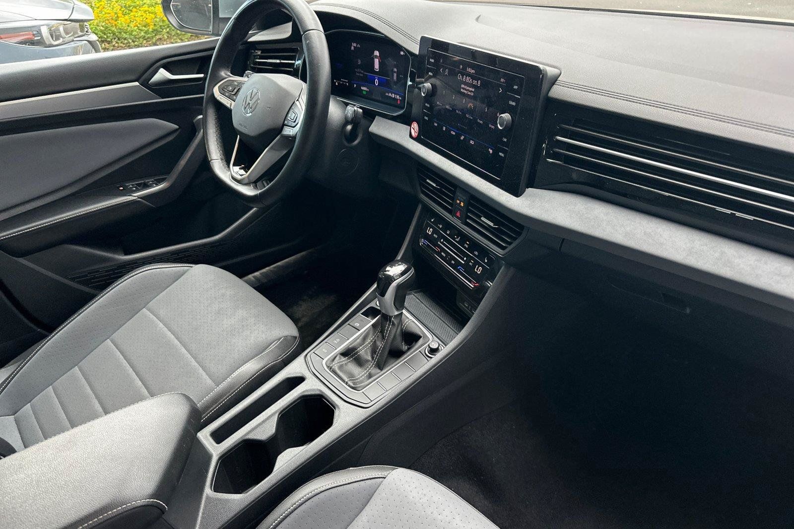 Certified 2025 Volkswagen Jetta SE FWD image 15