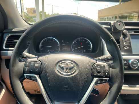 Used 2017 Toyota Highlander XLE FWD image 17