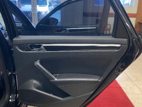 Used 2019 Volkswagen Passat 2.0T SE R-Line image 13