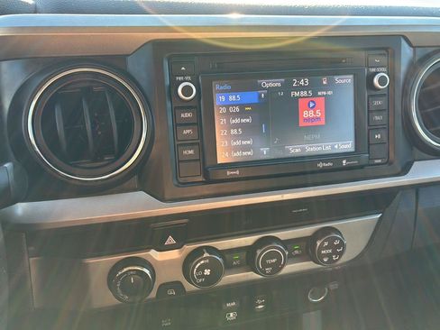 Used 2019 Toyota Tacoma SR5 AWD/4WD image 39
