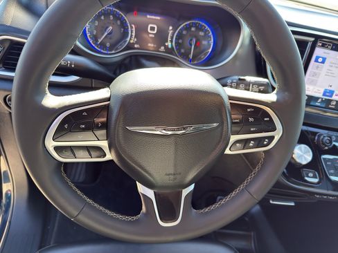 Used 2025 Chrysler Pacifica Select image 16