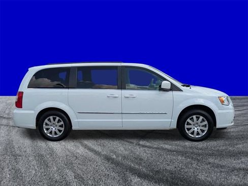 Used 2016 Chrysler Town & Country Touring FWD image 3