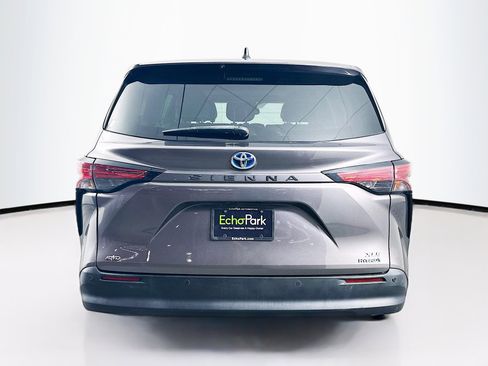 Used 2021 Toyota Sienna XLE image 7