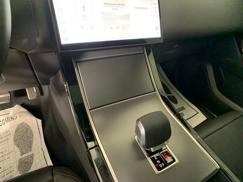 Certified 2025 Land Rover Range Rover Velar Dynamic SE image 19