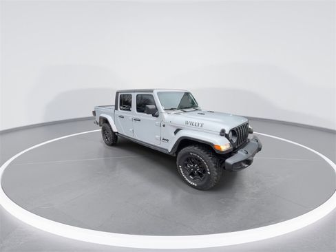 Used 2022 Jeep Gladiator Willys image 2