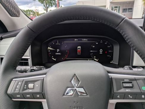 New 2025 Mitsubishi Outlander SE image 31