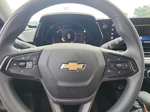 Used 2025 Chevrolet Trax LT FWD image 12