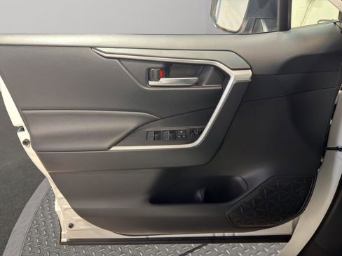 Used 2025 Toyota RAV4 SE image 14