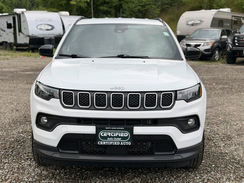 Used 2024 Jeep Compass Latitude AWD/4WD image 2