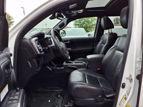 Used 2019 Toyota Tacoma TRD Off-Road AWD/4WD image 13