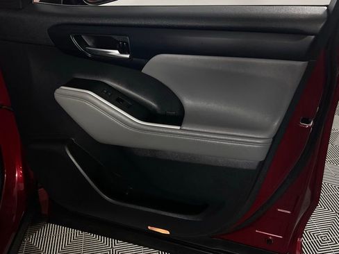 Used 2021 Toyota Highlander XLE image 32