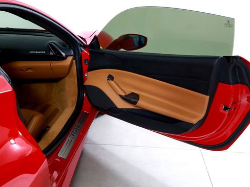 Used 2018 Ferrari 488 GTB RWD image 18