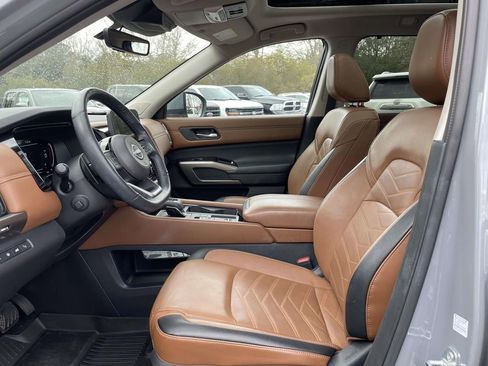 Used 2024 Nissan Pathfinder Platinum image 15