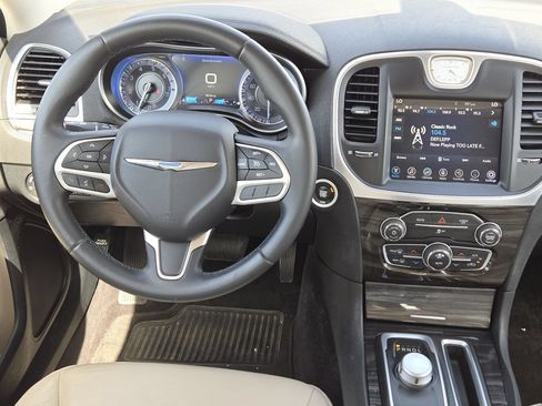 Used 2017 Chrysler 300 Limited RWD image 22
