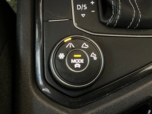 Used 2021 Volkswagen Tiguan SE w/ Panoramic Sunroof Package image 16