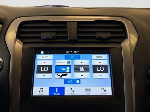 Used 2017 Ford Fusion SE w/ Fusion SE Technology Package image 19