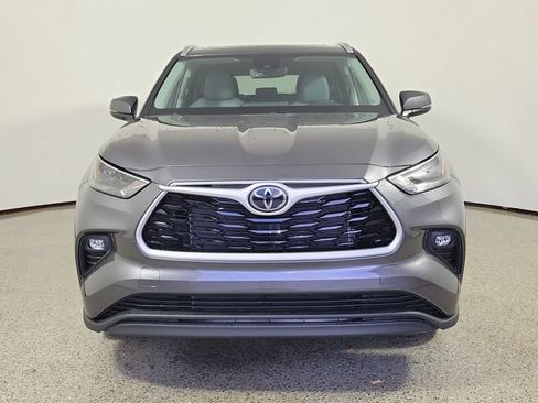 Used 2025 Toyota Highlander XLE FWD image 3