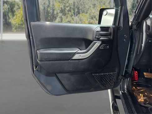 Used 2017 Jeep Wrangler Unlimited Rubicon w/ Max Tow Package image 18