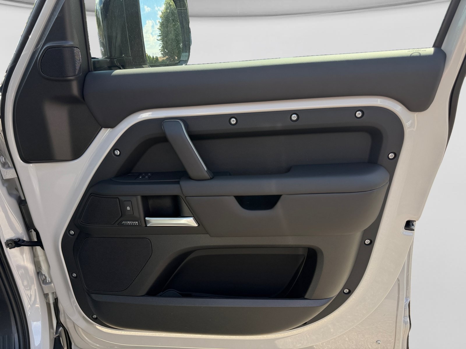 New 2026 Land Rover Defender 110 X-Dynamic SE AWD/4WD image 24