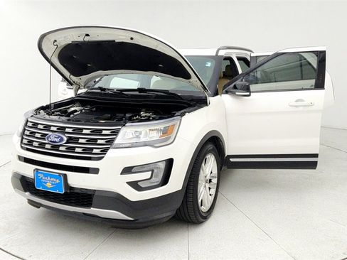 Used 2017 Ford Explorer XLT w/ Equipment Group 202A image 10