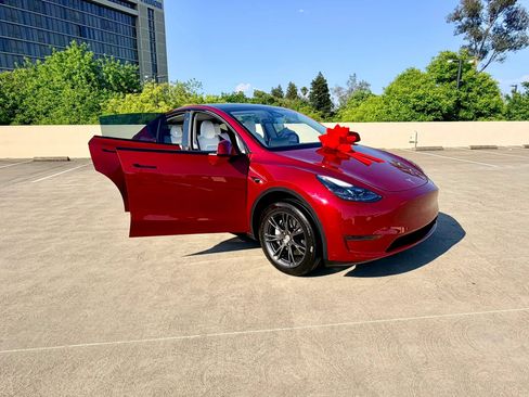 Used 2024 Tesla Model Y Long Range RWD image 31