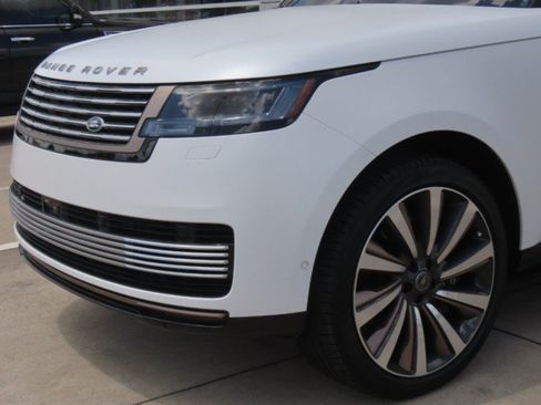 Used 2024 Land Rover Range Rover SV AWD/4WD image 3