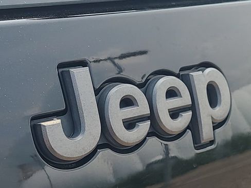 Used 2020 Jeep Cherokee Trailhawk w/ Cold Weather Group AWD/4WD image 32