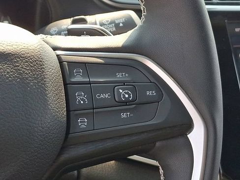 Used 2024 Jeep Grand Cherokee Laredo w/ Luxury Tech Group I AWD/4WD image 8