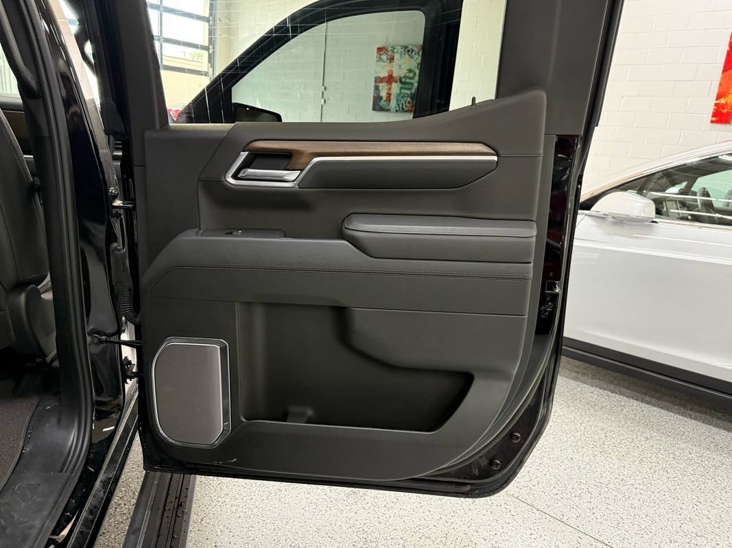 Used 2026 Chevrolet Silverado 1500 High Country w/ Midnight Edition AWD/4WD image 18