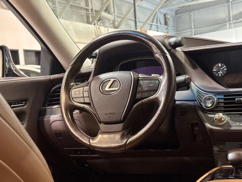 Used 2018 Lexus LS 500 w/ Accessory Package (Z2) RWD image 40