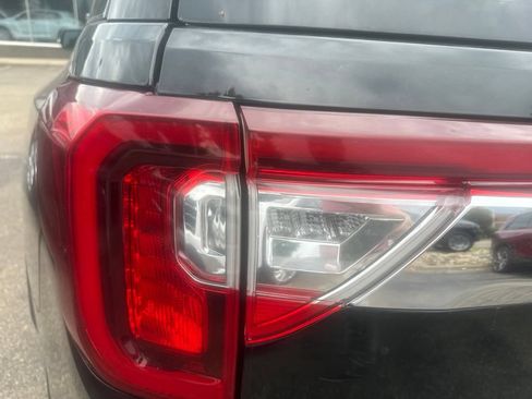 Used 2023 GMC Acadia SLT AWD/4WD image 12