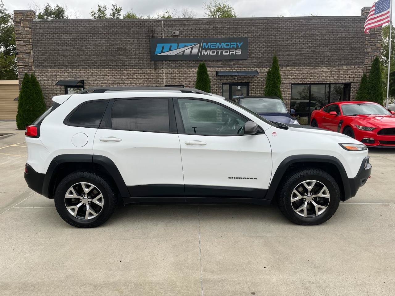 Used 2016 Jeep Cherokee Trailhawk w/ Leather Interior Group AWD/4WD image 4