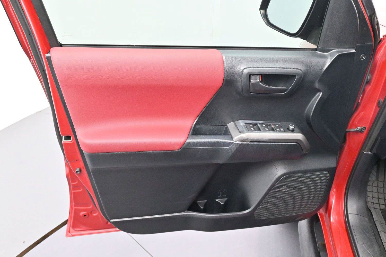 Used 2016 Toyota Tacoma SR5 w/ Towing Package RWD image 9