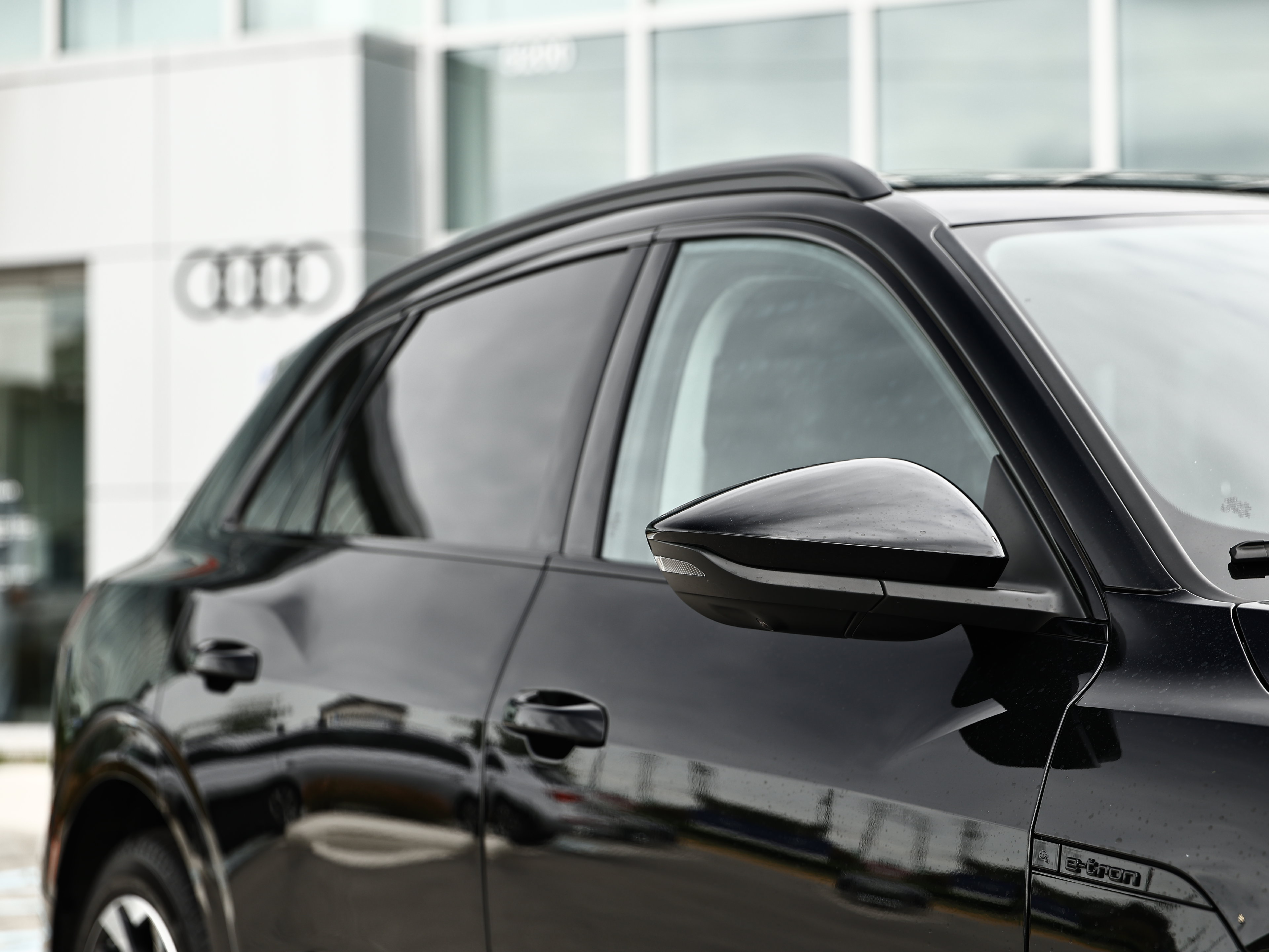 Used 2024 Audi Q8 e-tron Premium Plus w/ Premium Plus Package AWD/4WD image 3